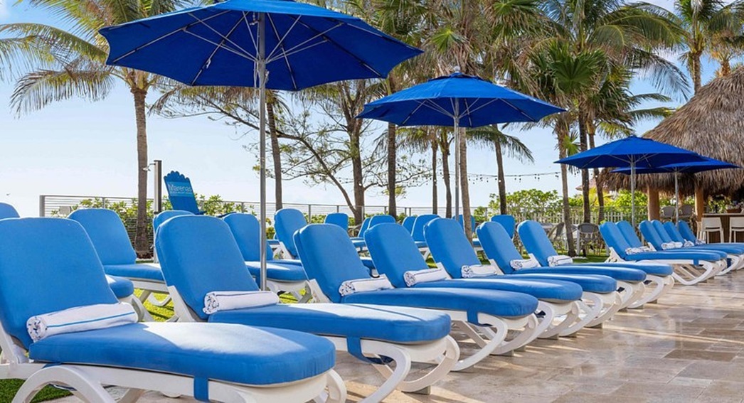 Wholesale Outdoor Furniture Commercial outdoor lounge chairs at resort pool